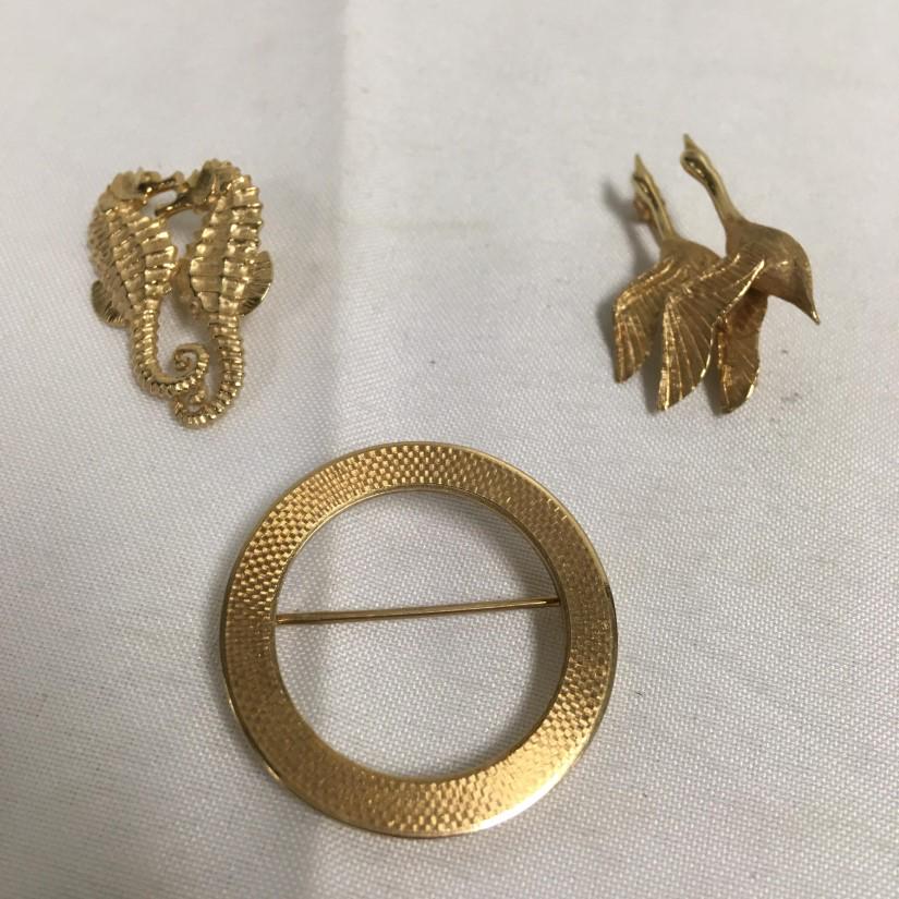 THREE 14K YELLOW GOLD PINS / BROOCHES: Lot of three 14k yellow gold pins or small brooches. Includes a seahorse pin, flying goose pin, and circle pin. All are stamped. Condition: good, see images. Weight: 13.2 grams.