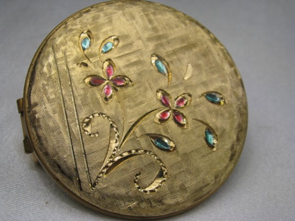 EIGHT VINTAGE COLLECTIBLE COMPACT LIPSTICK CASES - 7