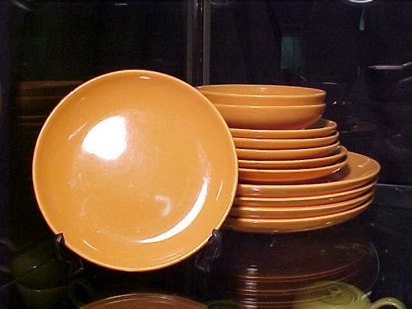 RUSSEL WRIGHT POTTERY DINNERWARE 12 PC: RUSSEL WRIGHT POTTERY DINNERWARE 12 PC Plates- four 10", two 7 1/2", four 6 1/2" and two bowls 5 3/4". Apricot color. Chip to one 6 1/2" plate.