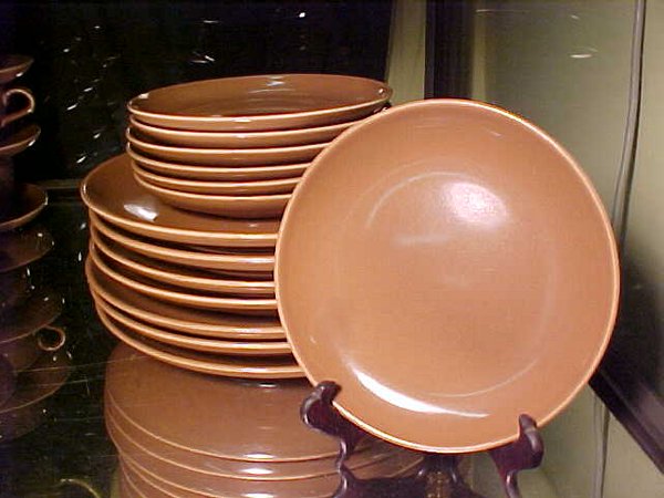 RUSSEL WRIGHT POTTERY DINNERWARE 14 pc: RUSSEL WRIGHT POTTERY DINNERWARE 14 pc 7 Plates 10", 7 Plates 6 1/2". Brown color