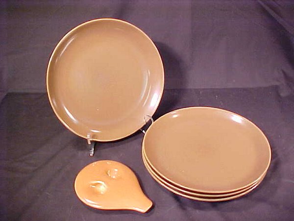 FIVE RUSSEL WRIGHT POTTERY PIECES BROWN: FIVE RUSSEL WRIGHT POTTERY PIECES BROWN Four 9 1/4" plates. One 5 3/4" by 4 1/4" lid.