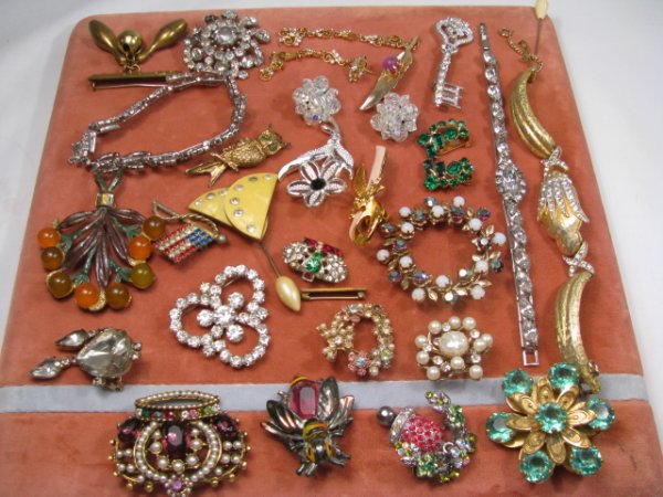 LOT OF COSTUME JEWELRY PINS EARRING BRACELETS ETC