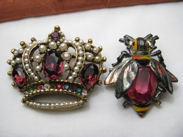 LOT OF COSTUME JEWELRY PINS EARRING BRACELETS ETC - 2
