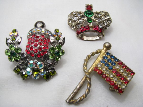 LOT OF COSTUME JEWELRY PINS EARRING BRACELETS ETC - 4