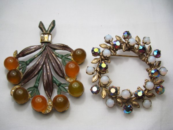 LOT OF COSTUME JEWELRY PINS EARRING BRACELETS ETC - 5