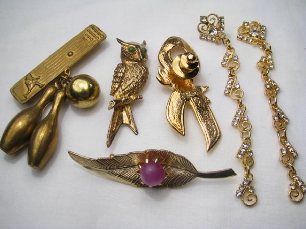 LOT OF COSTUME JEWELRY PINS EARRING BRACELETS ETC - 6