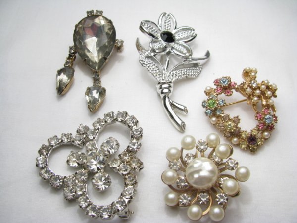 LOT OF COSTUME JEWELRY PINS EARRING BRACELETS ETC - 8