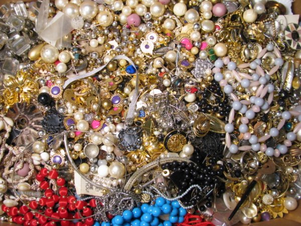 COSTUME JEWELRY LOT - PIECES AND PARTS