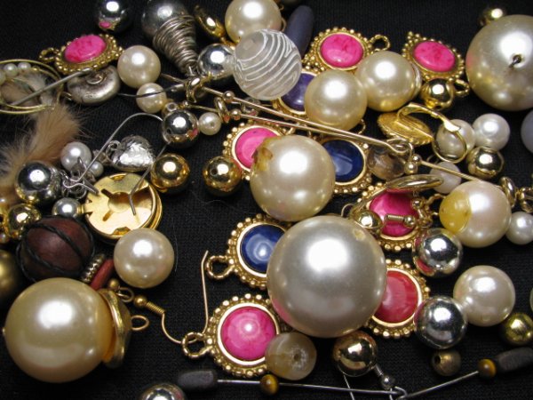 COSTUME JEWELRY LOT - PIECES AND PARTS - 2