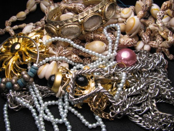 COSTUME JEWELRY LOT - PIECES AND PARTS - 4