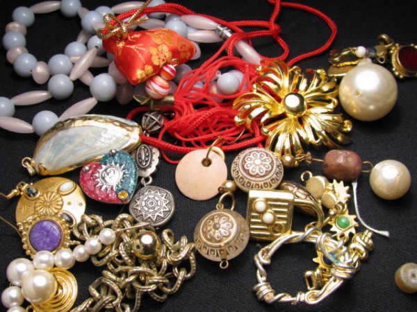COSTUME JEWELRY LOT - PIECES AND PARTS - 5