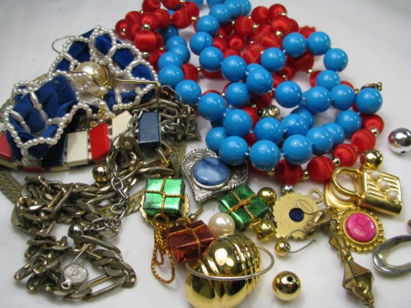COSTUME JEWELRY LOT - PIECES AND PARTS - 6