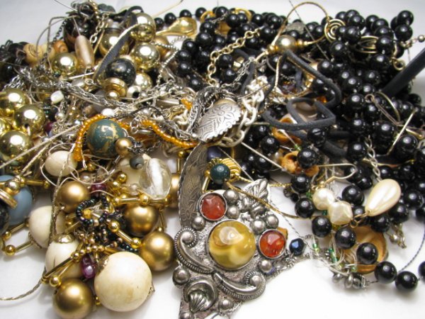 COSTUME JEWELRY LOT - PIECES AND PARTS - 7