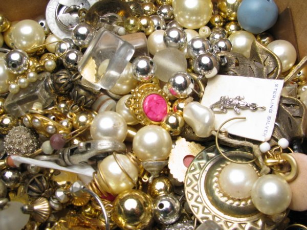 COSTUME JEWELRY LOT - PIECES AND PARTS - 8