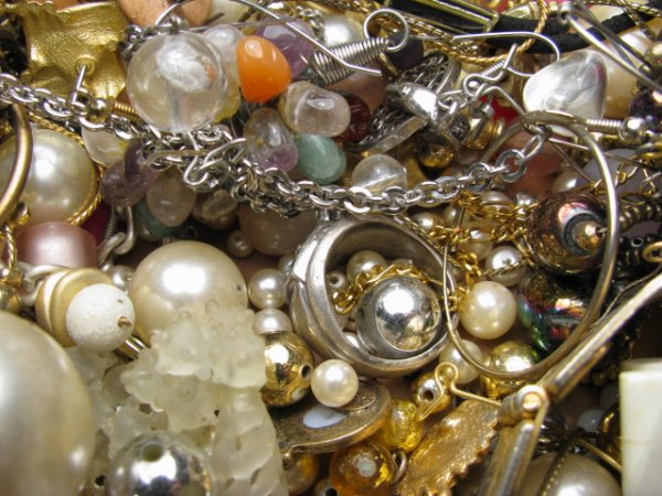 COSTUME JEWELRY LOT - PIECES AND PARTS - 9