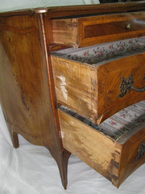 19TH C ITALIAN BOMBE BURLED WOOD CHEST - 6