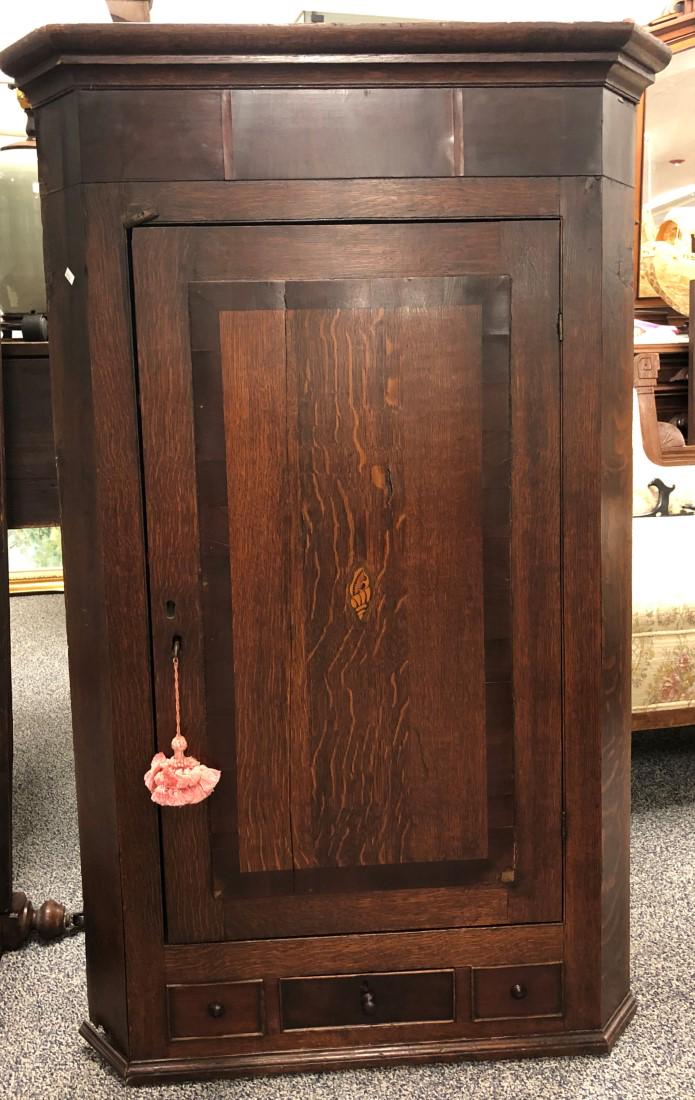 GEORGIAN WALL HANGING MARQUETRY CORNER CUPBOARD: Antique Georgian period wall hanging marquetry corner cupboard measuring 49" tall x 31" wide and 18.5" deep. Tiger oak and mahogany with a satinwood inlaid shell (pointing down) motif on the main door