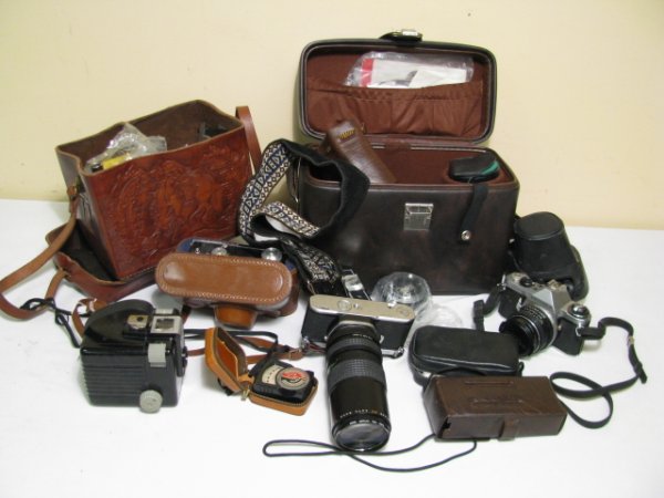 LOT BOX CAMERAS PENTAX, ARGUS, MINOLTA ETC.