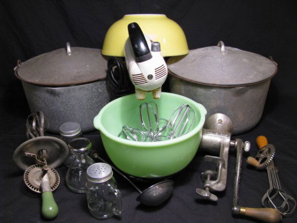 RETRO KITCHEN MIXMASTER, GRINDER JADITE 17pcs: Assorted lot box of vintage kitchen accessories; Sunbeam Mixmaster with original large Jadeite bowl and beaters, large yellow pyrex bowl, meat grinder, two wood handled hand beaters, two aluminum "Dut