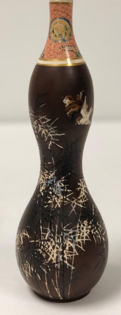 JAPANESE MEIJI TAIZAN SATSUMA PORCELAIN BOTTLE VAS: A rare 19th century Japanese Meiji period Taizan Satsuma porcelain bottle vase or sake bottle. Signed on base (Made by Hamada). Measures 10.5" tall x 3.5" diameter at widest point. Condition: small im