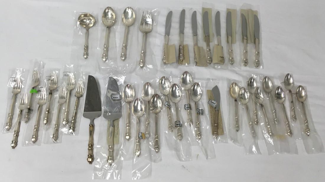TOWLE "CARPENTER HALL" STERLING SILVER FLATWARE: Towle "Carpenter Hall" sterling silver flatware set for eight. Includes (8) 7.3" sterling table spoons, (8) 6.4" sterling teaspoons, (8) 7.1" sterling forks, (8) 9" sterling and stainless dinner knive