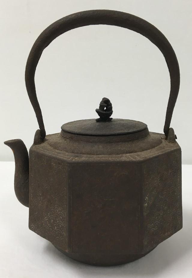 ANTIQUE JAPANESE MEIJI TETSUBIN IRON TEAPOT: Antique Japanese Meiji period cast ion tetsubin or cast iron teapot. Measures a total of 9.5" tall to top of handle, x 7.5" long. Condition: heavy signs of wear and age to finish, see images. Weight: 