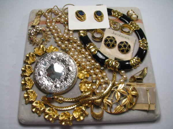 TRAY LOT COSTUME & FASHION JEWELRY