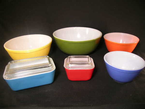 RETRO PYREX NESTING BOWLS REFRIGERATOR DISHES: RETRO PYREX NESTING BOWLS REFRIGERATOR DISHES - Four multi colored nesting bowls and two covered refrigerator dishes. All good condition without chips or cracks. Large bowl measures 10 1/4" wide by 4