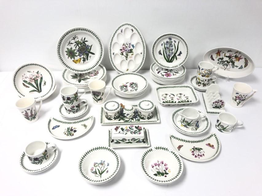 PORTMEIRION "BOTANIC GARDEN" DINNERWARE: 54 PCS: Portmeirion "Botanic Garden" porcelain dinnerware. Includes 54 total pieces: (7) 10" plates, (8) 8.5" plates, (6) 8.5" low bowls, (4) 6.5" bowls, (6) 6" saucers, (6) 2.5" tall cups, (2) 7.25" plates, 