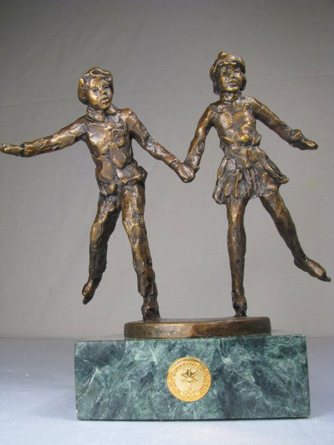 DENNIS SMITH OLYMPICS BRONZE SCULPTURE SKATING 200: Dennis Smith bronze sculpture of two children skating commemorating the 2002 Winter Olympics at Salt Lake City Utah. Limited edition 301/5000. Statue is mounted on a square block of green marble with