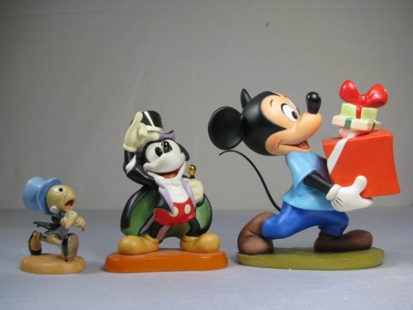 WDCC MAGICIAN MICKEY PALS JIMINY CRICKET 3 PCS: Three Walt Disney Classics Collection porcelain figures. Jiminy Cricket measures 3" tall and box is 5 3/4" tall x 5" wide. Magician Mickey is 5" tall and box 6 3/4" tall x 5 3/4" and Mickey's Presents