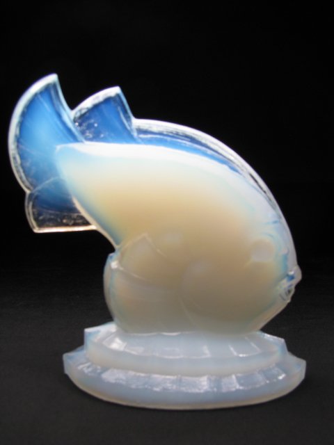 SABINO GLASS FISH: Sabino glass fish. Measures 4 3/4" tall by 4" long by 25" wide. Condition good, no chips or cracks. Approx. weight 14 ounces.