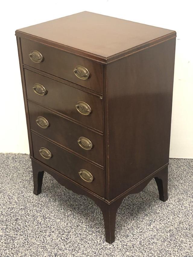 SM VINTAGE FEDERAL STYLE MAHOGANY BEDSIDE CABINET: Small vintage Federal style mahogany bedside cabinet measuring 27.25" tall x 17" wide and 13" deep. Condition: minor signs of age and wear to finish, no repairs, see images. Weight: approx. 35 lbs.