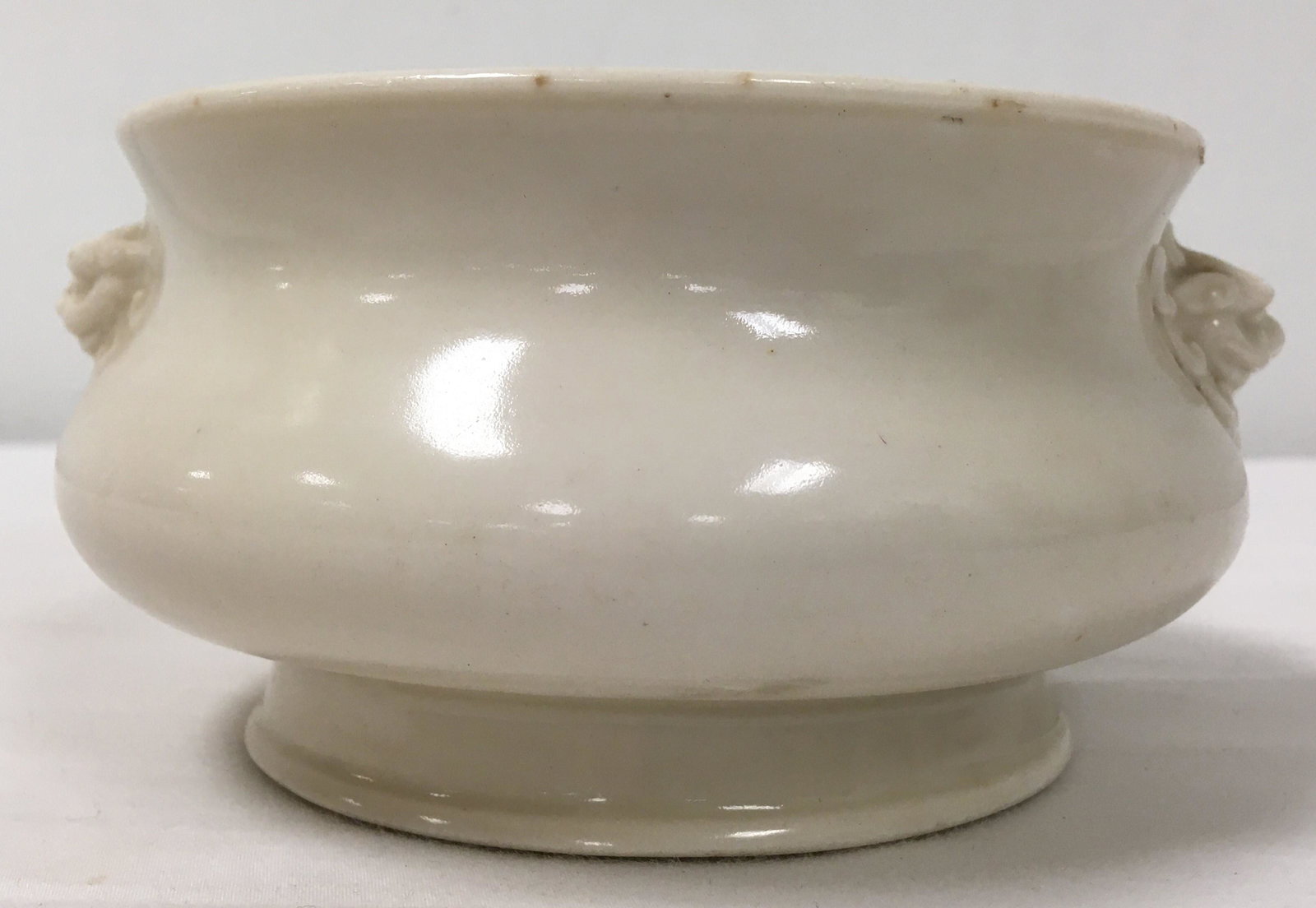 CHINESE MID 17TH C DEHUA BLANC DE CHINE CENSER: Chinese Qing Dynasty Kangxi period (mid 17th century) Dehua blanc de chine creamy glazed censer. Shishi lion / foo dog face handles on either end. Impressed seal on base reads "Chun-Ku Chieh Chien" (F