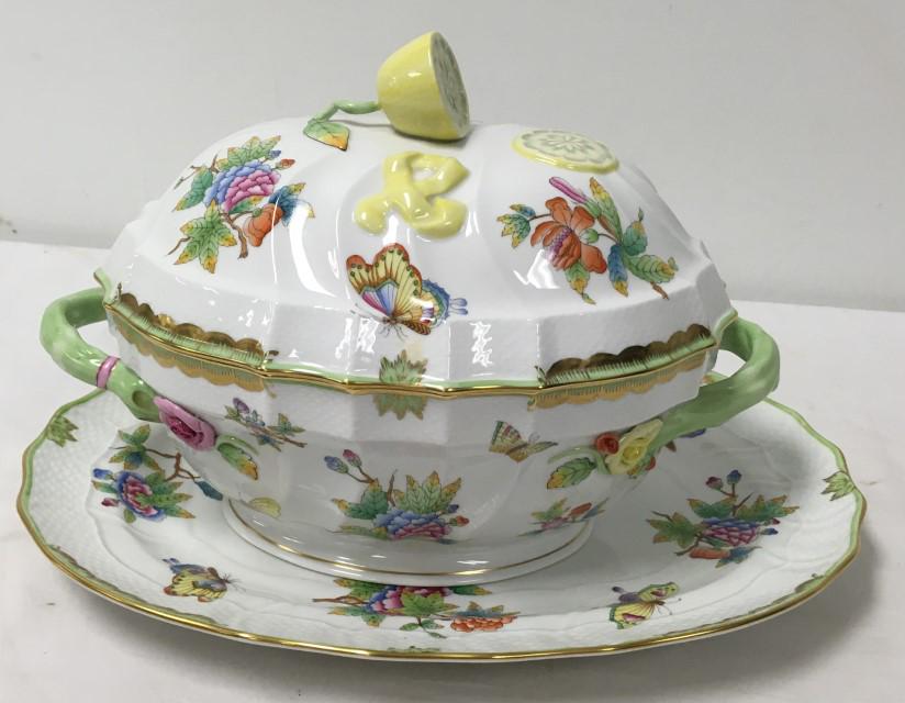 HEREND "QUEEN VICTORIA" PORCELAIN TUREEN & PLATTER: Herend "Queen Victoria" (Green Border) porcelain soup tureen and platter / tray. Tureen has the lemon form finial and measures 8.5" tall x 13" long. Platter measures 15" x 11". Both pieces marked on b