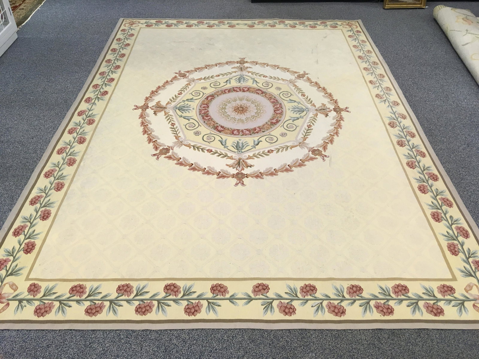 LARGE FLORAL AUBUSSON STYLE NEEDLEPOINT RUG 9 X 12: Aubusson style needlepoint rug, 9' x 12'. Light colors on off white ground, medallion pattern. see images. Condition: very minor soiling, see images. weight: approx. 40 lbs.