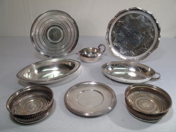 ASSORTED GOOD SILVER PLATE TABLE WARES: A nice estate lot of silver plated table wares including a Reed & Barton heavy silver plated gravy with underplate, an oval covered casserole with pierced rim, two silver on copper wine coasters (with