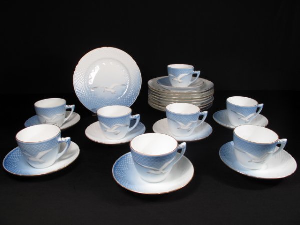 B&G BING & GRONDAHL PORCELAIN SEAGULL DINNERWARE 32: Bing & Grondahl porcelain dinnerware group consisting of: eight cups measuring 2 1/2" tall by 3 1/2" wide rim to handle, eight saucers 5 1/4" wide and eight plates 7 1/2" wide. Condition good. Weight 