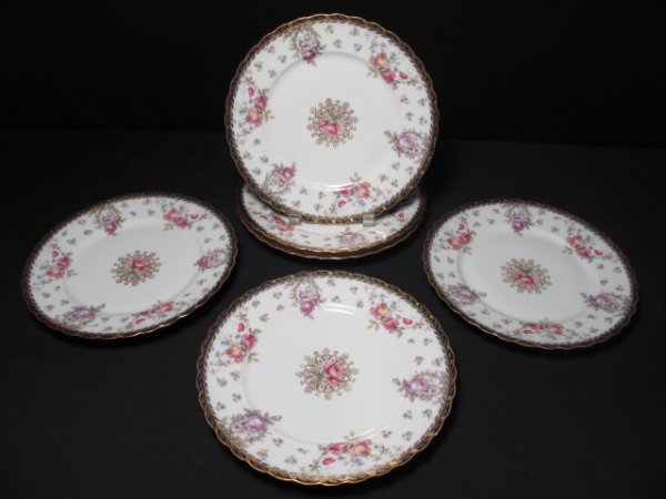 SIX ANTIQUE C19th HAVILAND LIMOGES CABINET PLATES: Six Haviland, Limoges cabinet plates with gilded scalloped borders and a floral design with hand painted highlights, circa 1890-1910. Each plate is 9 1/2" in diameter. Total weight: 5.7 lbs. Condition