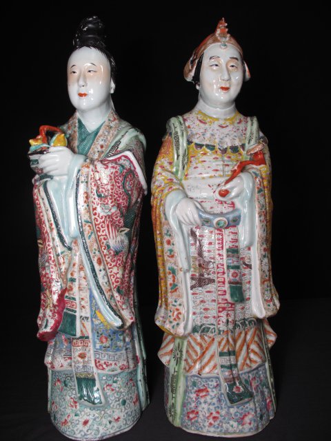 CHINESE EXPORT CERAMIC FIGURES WOMEN RUYI PEACHES