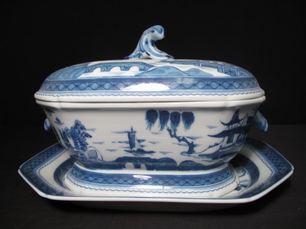 MOTTAHEDEH CHARLESTON REPRODUCTION CANTON TUREEN: Large blue and white ceramic Mottahedeh Charleston Historic Reproduction Chinese export tureen, lid and tray. Late 20th Century. Tray: 16" x 12". Tureen: 9" tall by 15" wide. Weight: Condition: Like n