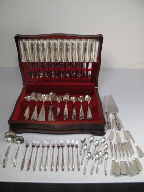 126 PIECE STERLING SILVER FLATWARE SET WALLACE: Sterling silver flatware set by Wallace in the "Stradivari" pattern comprising 126 pieces including: 12 dinner knives with stainless steel blades (9 3/4"); 16 tea spoons (6"); 7 soup spoons (6"); 11 s