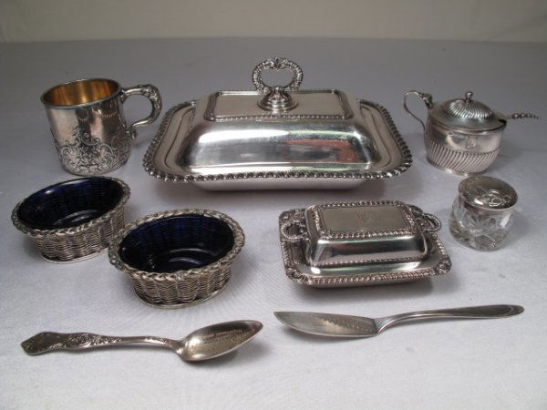 A GOOD GROUP OF ASSORTED SILVER PLATE TABLE WARES: Nice estate lot consisting of a small covered casserole 9" x 7" wide and 4" tall, two master salt cellars in basket weave pattern with cobalt blue glass liners, a repousse mug, a small mustard pot, a