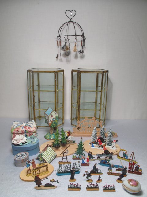 MINIATURE LEAD FIGURES, PILL BOXES & MORE: Estate lot containing miniature painted lead figures, porcelain and wood pill boxes, enameled bird cage pill box and two glass and brass curio display cases. All in generally good condition. Cases mea