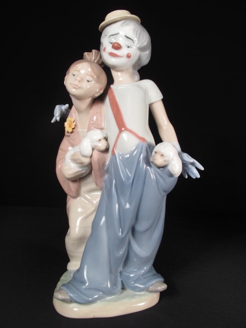 LLADRO SOCIETY PALS FOREVER CLOWN AND CHILD #7686: Lladro porcelain figurine of a clown and girl with two poodles. Model #7686. Title: "Pals Forever". Lladro Society 2000. Height: 9". Width: 5". Weight: 1.3 lbs. Condition: Good