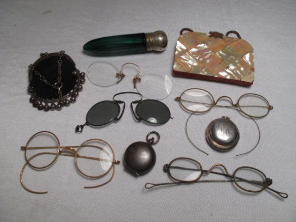 ANTIQUE VICTORIAN PURSES SPECTACLES SCENT BOTTLE: Selection of mainly Victorian antique items including five pairs of spectacles; two coin holders (one sterling); a purse; a card holder; and a green glass scent bottle. Bottle is 4" long. Total weight