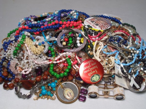 LARGE BOX VINTAGE AND OTHER UNSORTED COSTUME JEWEL: Large box of unsorted women's jewelry including necklaces, bracelets and brooches, as well as rosary beads. Various styles, sizes and materials. Total weight: 7.8 lbs.