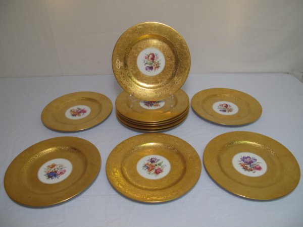 ELEVEN ROYAL BAVARIAN HEAVY GILT CABINET PLATES: Eleven Royal Bavaria porcelain cabinet plates with flower center rosettes surrounded by elaborate gilded decoration in the Art Nouveau style. Each plate is 11" in diameter. Total weight: 16.9 lbs. Con