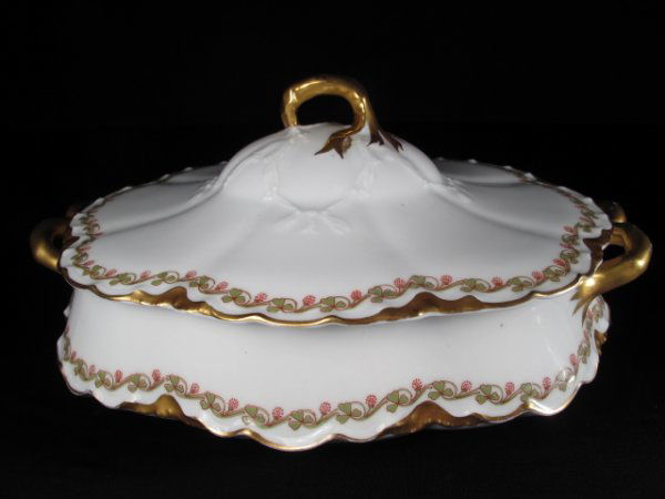 HAVILAND LIMOGES PORCELAIN TUREEN GOLD FLORAL c190: Haviland Limoges porcelain tureen decorated with gilded handles and edges and a border of clovers. Circa 1900 - 1910. Length: 10". Height: 5" to top of lid finial. Weight: 2.5 lbs. Condition: good wit