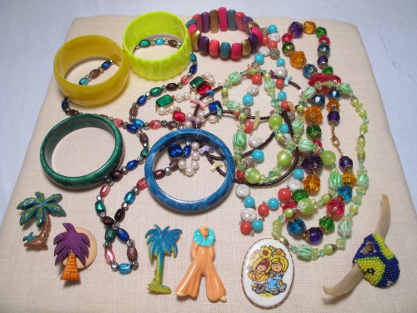 FIFTEEN PIECES OF VINTAGE & OTHER COSTUME JEWELRY: Fifteen pieces of multi colored vintage and other costume jewelry: necklaces, bracelets and brooches. Various styles and materials. Total weight: 0.4 lbs. Condition: good.